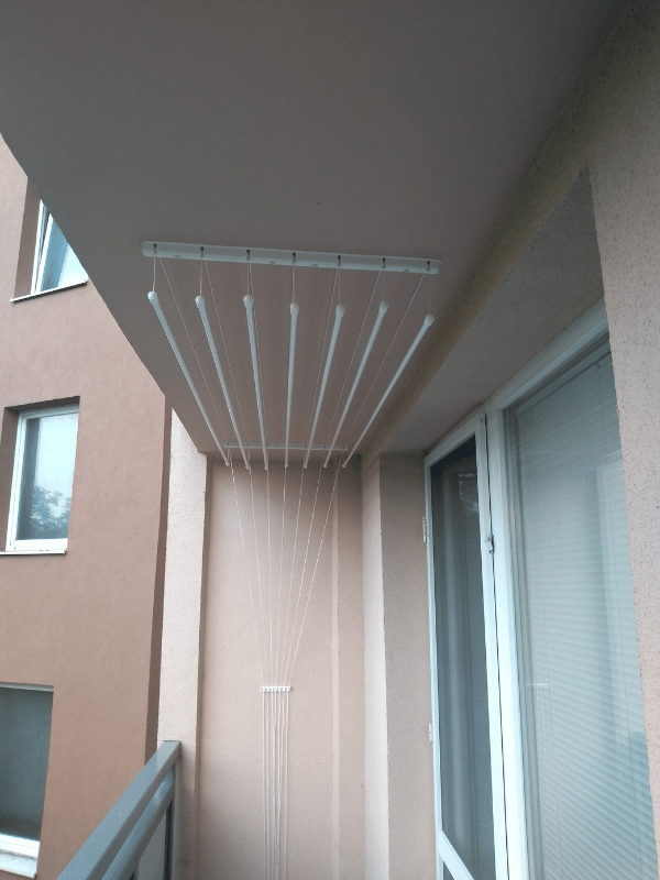 Stropní sušák na balkon